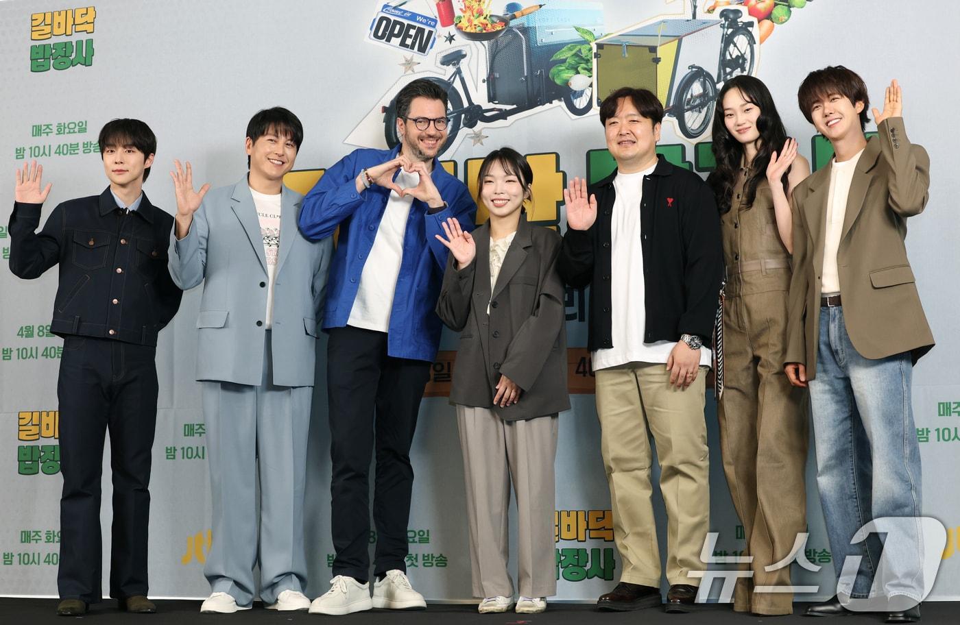 배우 배인혁(왼쪽부터)와 류수영, 방송인 파브리, 김소영 PD, 김민석 CP, 모델 신현지, 가수 황광희가 7일 서울 마포구 상암 스탠포드호텔에서 열린 JTBC 신규 예능 ‘길바닥 밥장사’ 제작발표회에 참석해 포즈를 취하고 있다. ‘길바닥 밥장사’는 한식과 레시피에 진심인 이들이 푸드 바이크를 타고 요리하며 지중해의 부엌 스페인을 누비는 예능 프로그램이다. 2025.4.7/뉴스1 ⓒ News1 권현진 기자
