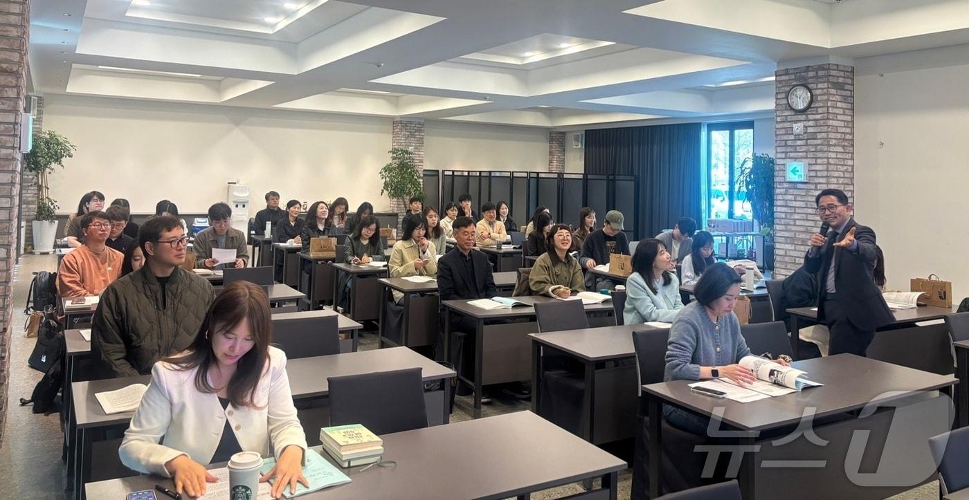 '나도작가 프로젝트' 운영교 담당자 워크숍에 참여한 교사들이 우수 사례를 함께 나누고 있다.(전남교육청 제공, 재판매 및 DB 금지) 