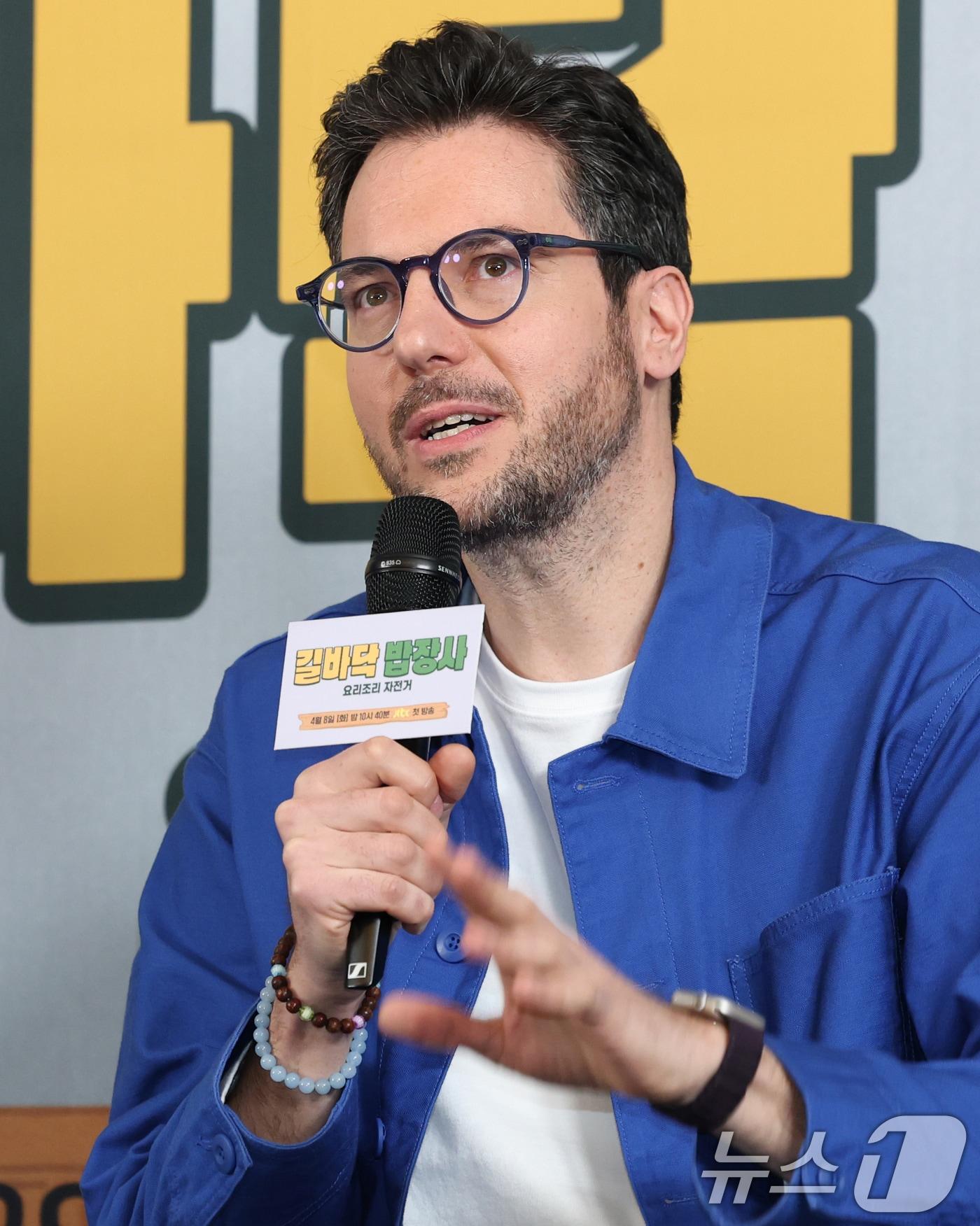 본문 이미지 - 방송인 파브리가 7일 서울 마포구 상암 스탠포드호텔에서 열린 JTBC 신규 예능 ‘길바닥 밥장사’ 제작발표회에 참석해 인사말을 하고 있다. ‘길바닥 밥장사’는 한식과 레시피에 진심인 이들이 푸드 바이크를 타고 요리하며 지중해의 부엌 스페인을 누비는 예능 프로그램이다. 2025.4.7/뉴스1 ⓒ News1 권현진 기자