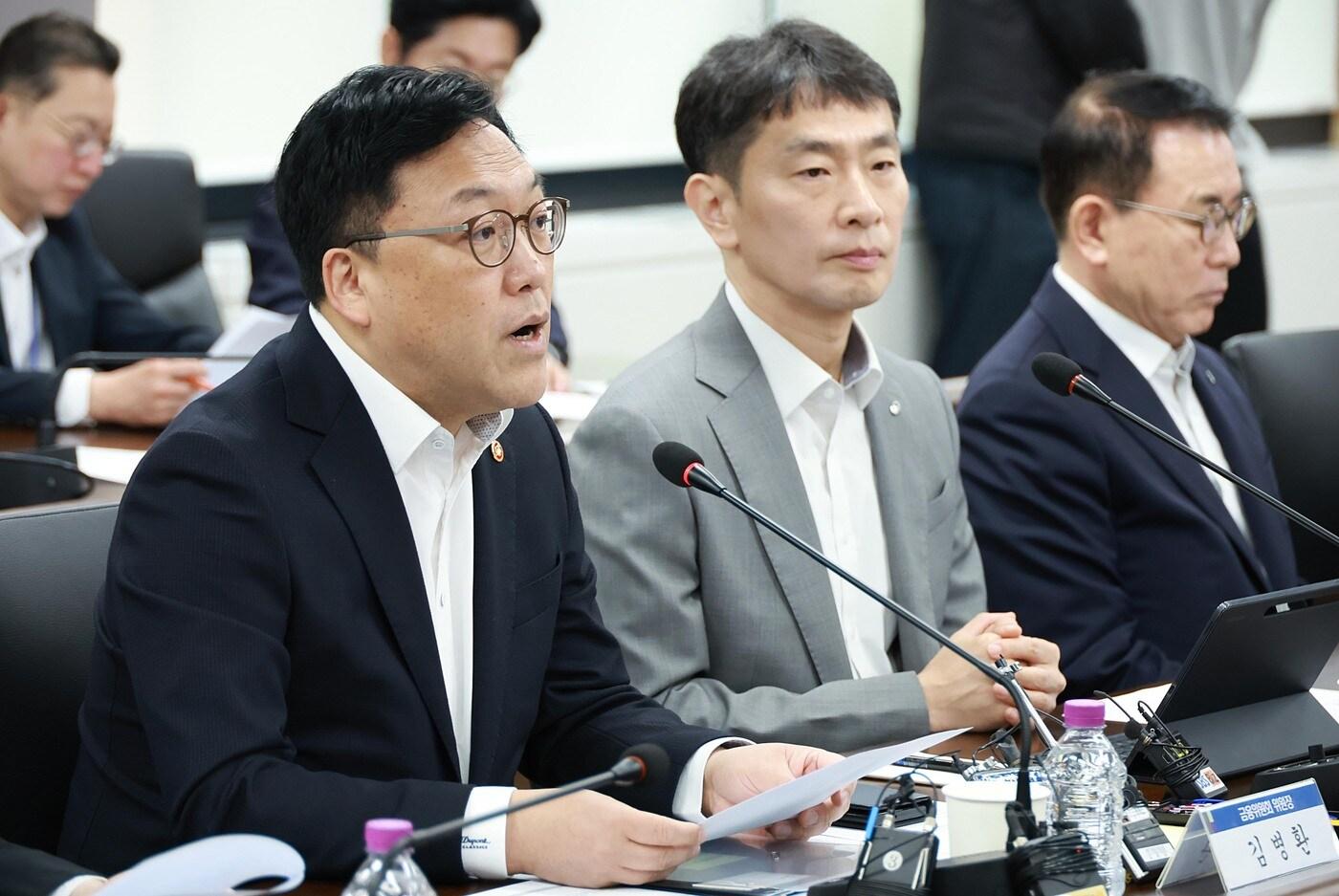 김병환 금융위원장이 7일 오전 서울 종로구 정부서울청사에서 금융감독원장, 5대 금융지주회장, 정책금융·유관기관장 및 금융협회장들과 개최한 금융상황 점검회의에서 금융상황을 점검하고, 향후 대응방향을 논의했다 (금융위원회 제공)