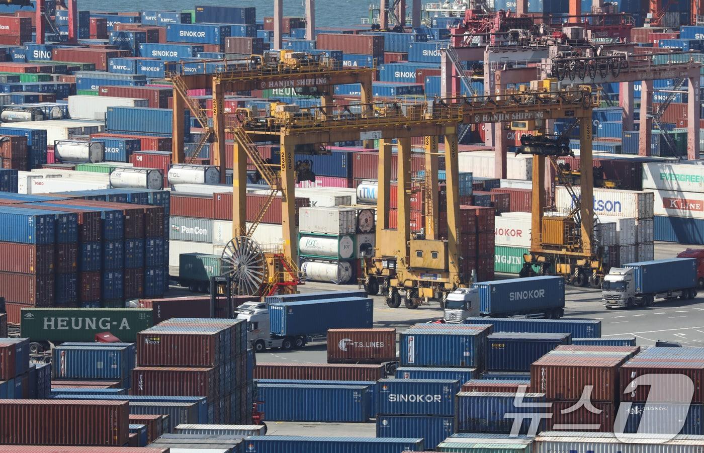 부산항 감만부두 야적장에 컨테이나가 가득 쌓여 있다.  2025.4.7/뉴스1 ⓒ News1 윤일지 기자