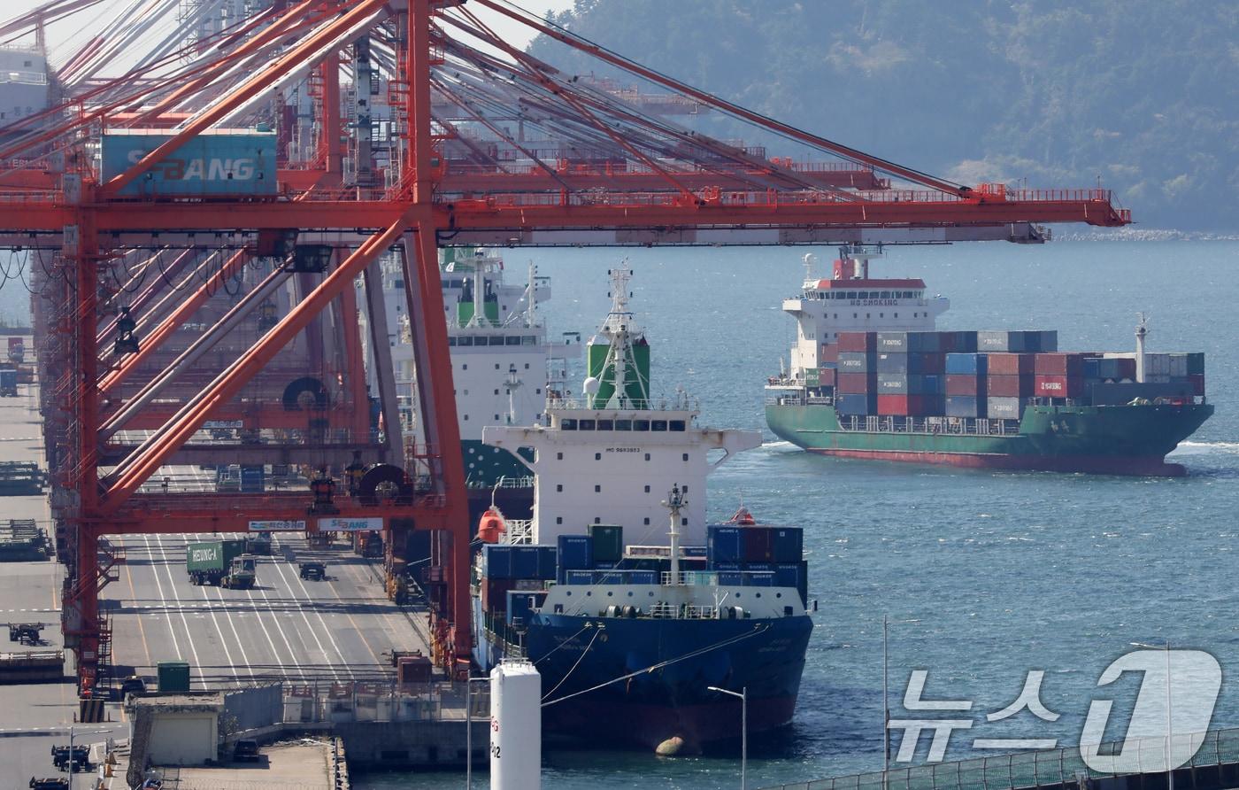 지난 4월 부산항 신선대부두에서 컨테이너 하역작업이 진행되고 있다. 2025.4.7/뉴스1 ⓒ News1 윤일지 기자