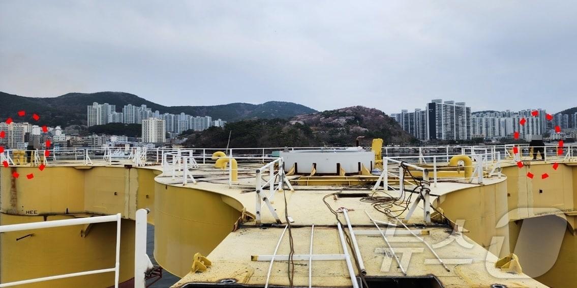 본문 이미지 - 부산 다대포항에서 인부들이 선박 해체작업을 하고 있다.(해경 제공. 재판매 및 DB 금지)