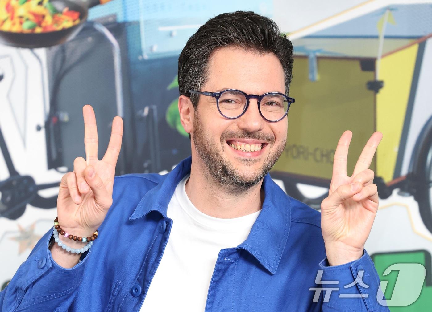 본문 이미지 - 쉐프 파브리가 7일 서울 마포구 상암 스탠포드호텔에서 열린 JTBC 신규 예능 ‘길바닥 밥장사’ 제작발표회에 참석해 포즈를 취하고 있다. ‘길바닥 밥장사’는 한식과 레시피에 진심인 이들이 푸드 바이크를 타고 요리하며 지중해의 부엌 스페인을 누비는 예능 프로그램이다. 2025.4.7/뉴스1 ⓒ News1 권현진 기자