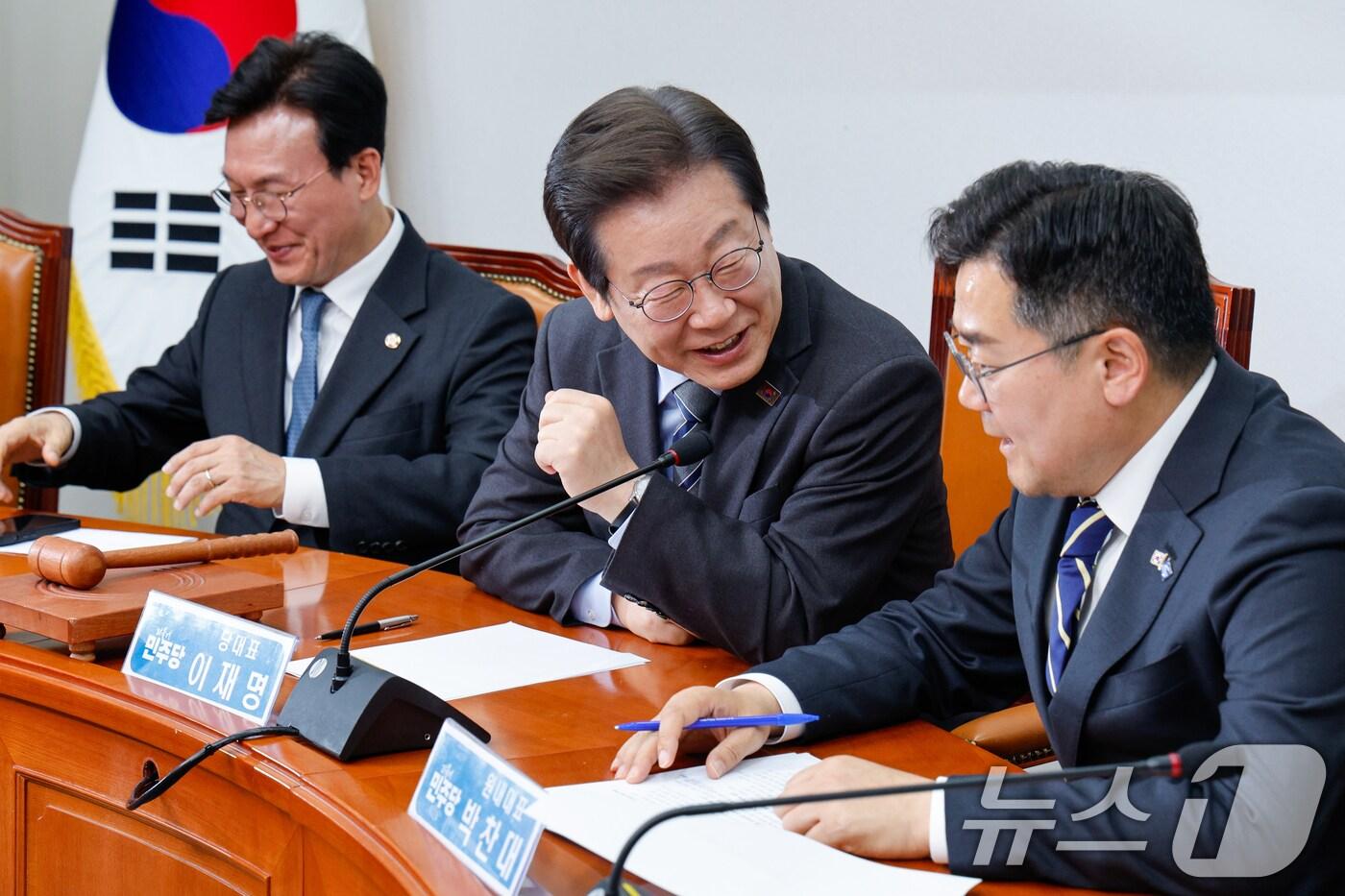 본문 이미지 - 이재명 더불어민주당 대표가 7일 오전 서울 여의도 국회에서 열린 최고위원회의에서 홍준표 대구시장의 '탄핵 당한 당은 대선을 포기해야한다' 과거 발언 영상을 본 뒤 박찬대 원내대표와 웃으며 대화하고 있다. 2025.4.7/뉴스1 ⓒ News1 안은나 기자