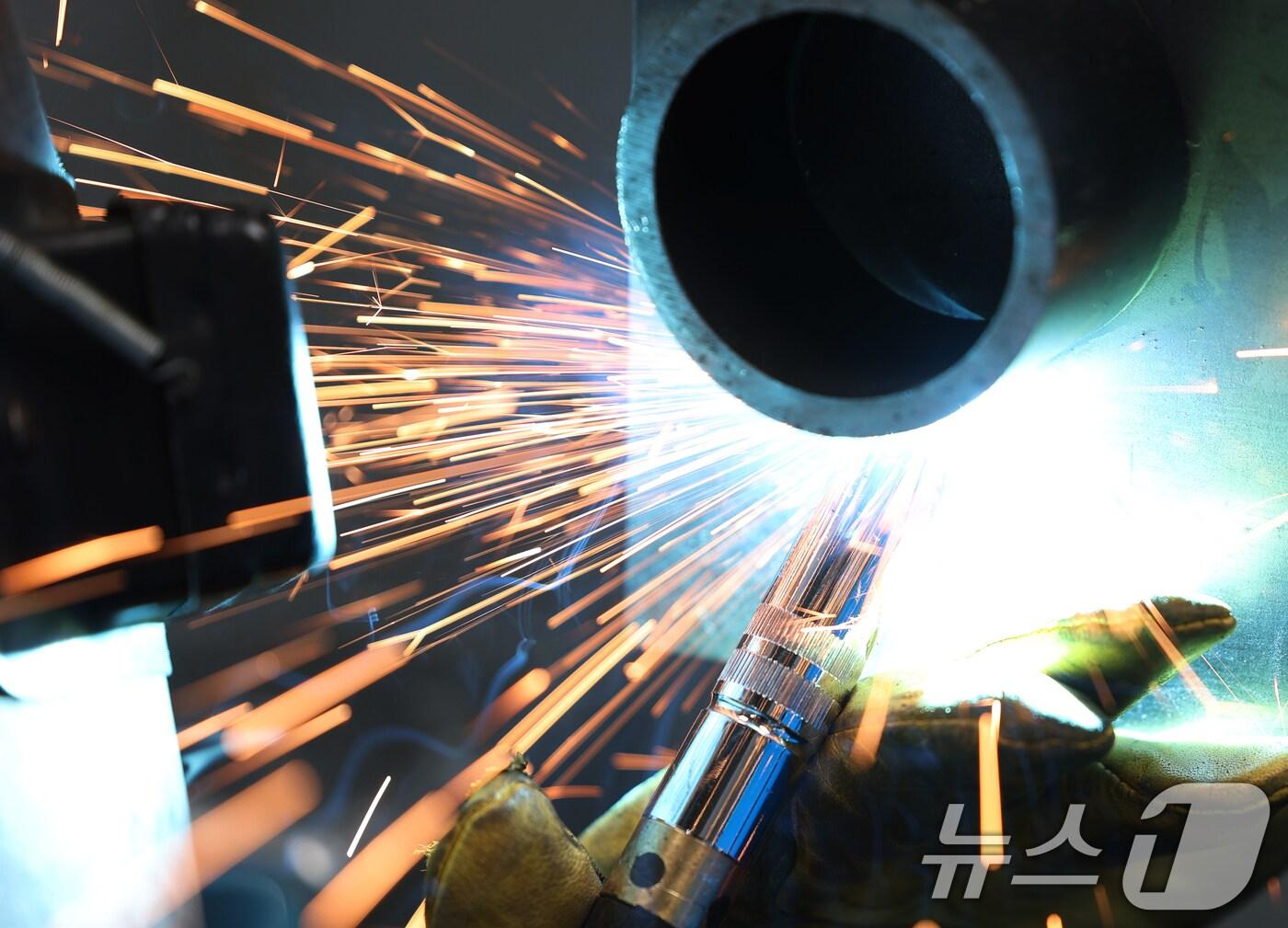 본문 이미지 - 2025 경기도기능경기대회가 시작한 7일 오후 경기 안산시 상록구 안산공업고등학교에서 용접 종목에 참가한 선수가 실력 발휘를 하고 있다. 2025.4.7/뉴스1 ⓒ News1 김영운 기자