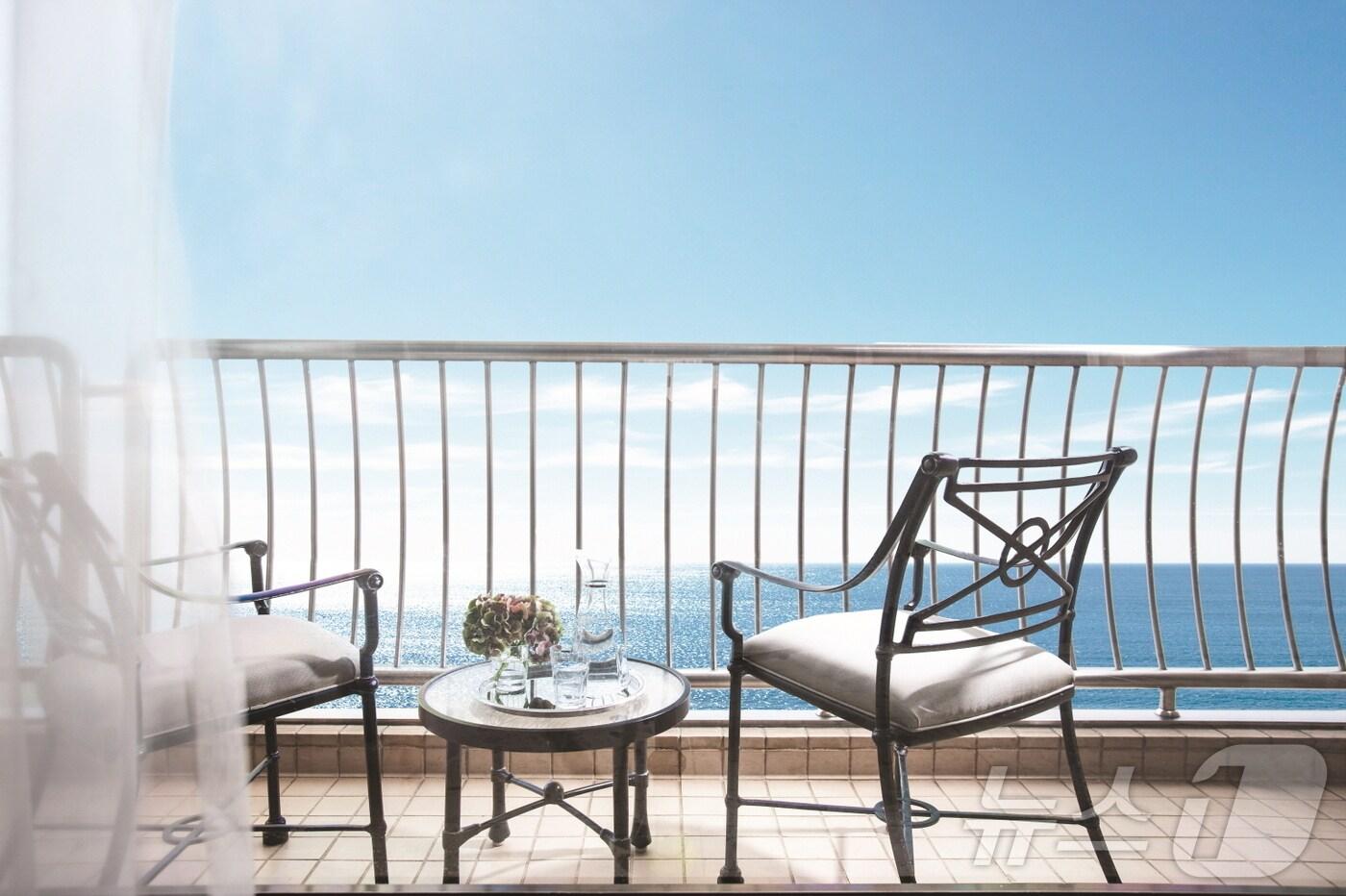 파라다이스 호텔 부산 디럭스 오션테라스 객실.(파라다이스 호텔 부산 제공. 재판매 및 DB 금지)