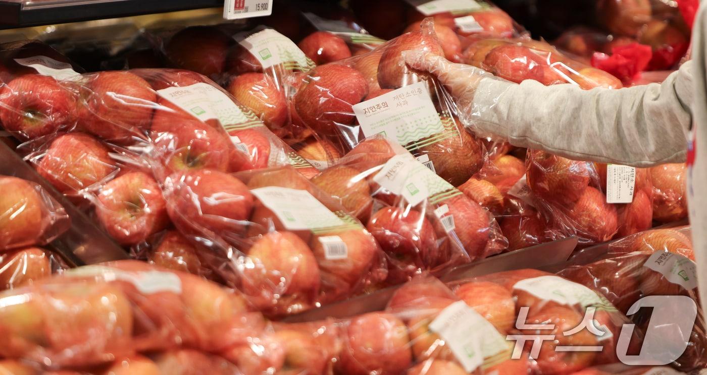 서울 시내의 한 대형마트 과일코너 사과 모습. 2025.4.7&#40;사진은 기사 내용과 무관함&#41; / 뉴스1 ⓒ News1 허경 기자