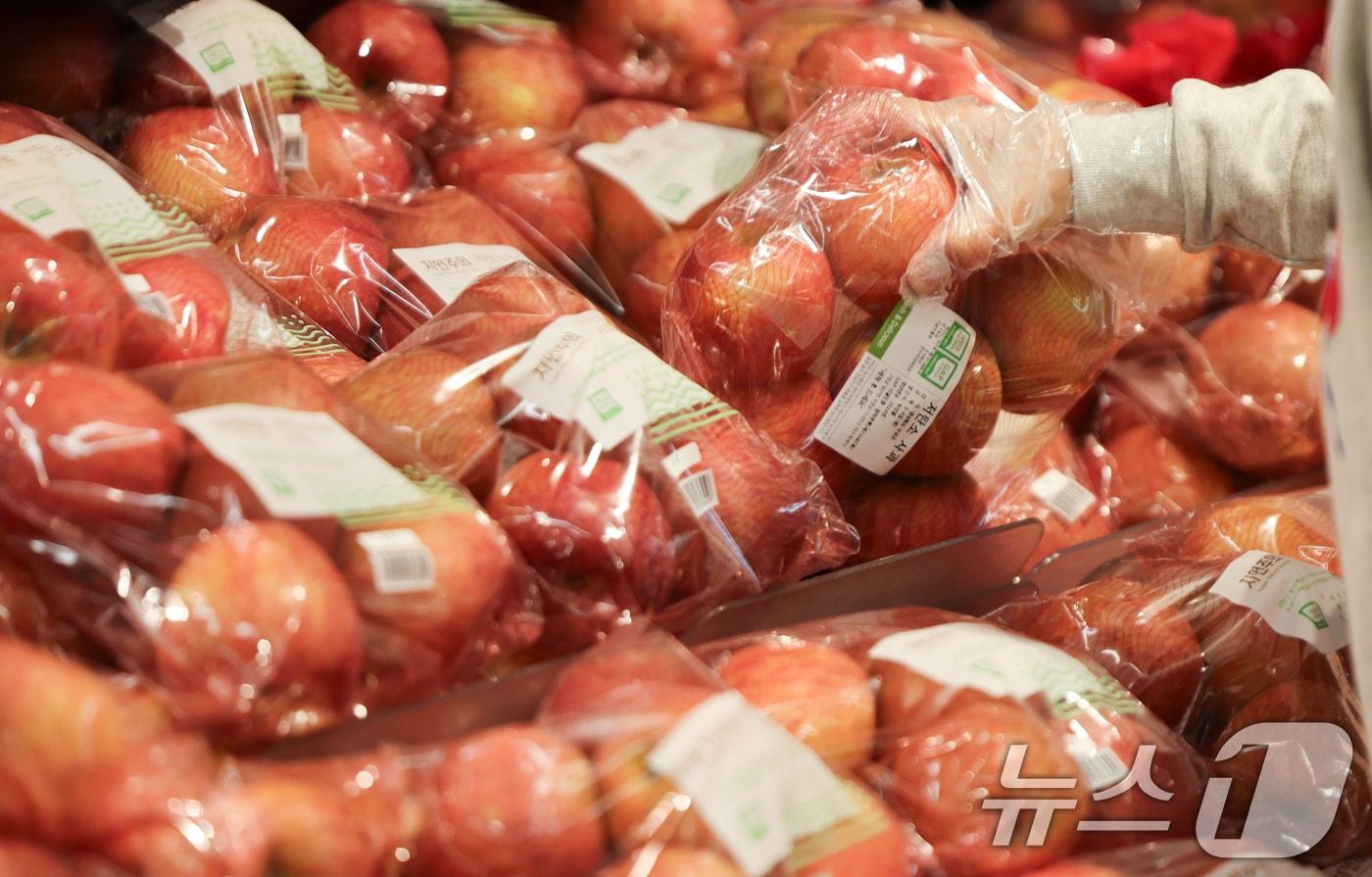 서울 시내의 한 대형마트 과일코너 사과 모습. 2025.4.7/뉴스1 ⓒ News1 허경 기자