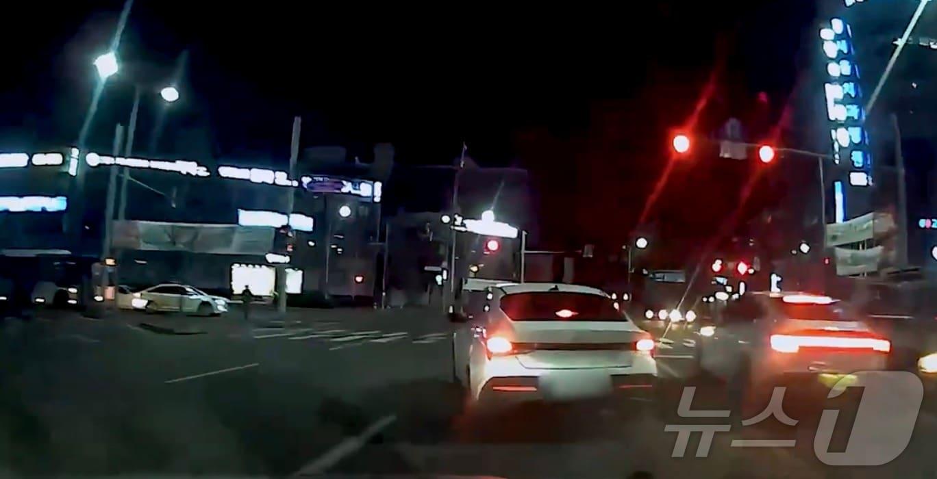 본문 이미지 - 대전에서 운전면허증를 도용해 차량을 빌린 뒤 도심에서 난폭운전을 벌인 10대 4명이 현행범으로 체포됐다. 사진은 도주중인 차량. (대전경찰청 제공. 재판매 및 DB금지) /뉴스1
