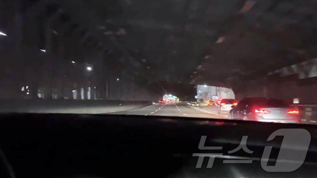 본문 이미지 - 광주 무진대로 우산방음터널&#40;광주여대 방면&#41;에 조명이 켜지지 않은 모습. &#40;독자제공. 재판매 및 DB 금지&#41; 2025.4.7/뉴스1 