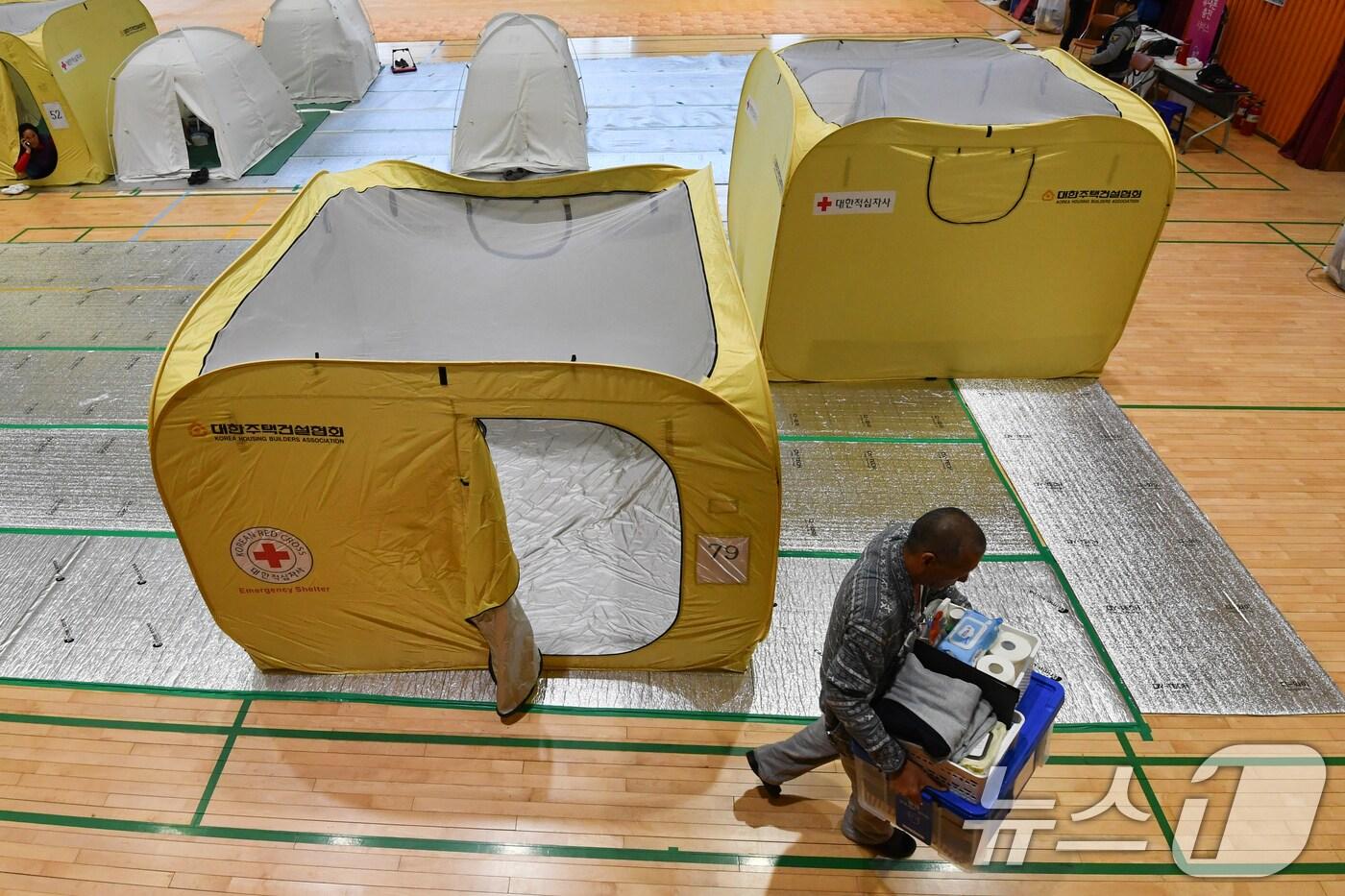 17일 오후 경북 영덕군 영덕국민체육센터 산불 대피소에서 머물고 있던 이재민들이 민간 숙박시설과 마을 경로당, 마을회관 등으로 거처를 옮기고 있다. 2025.4.7/뉴스1 ⓒ News1 최창호 기자