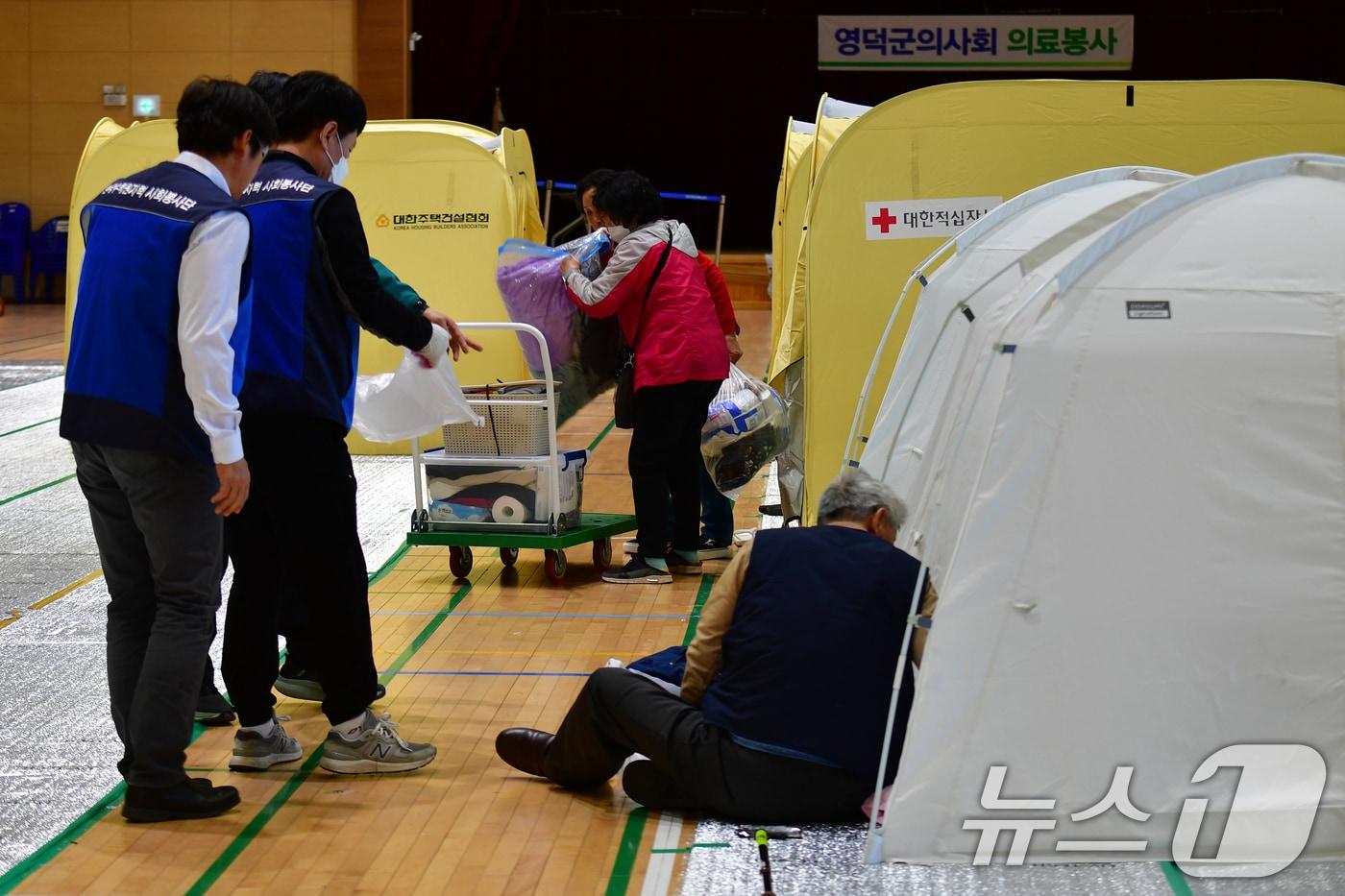 17일 오후 경북 영덕군 영덕국민체육센터 산불 대피소에서 머물고 있던 이재민들이 민간 숙박시설과 마을 경로당, 마을회관 등으로 거처를 옮기고 있다. 2025.4.7/뉴스1 ⓒ News1 최창호 기자