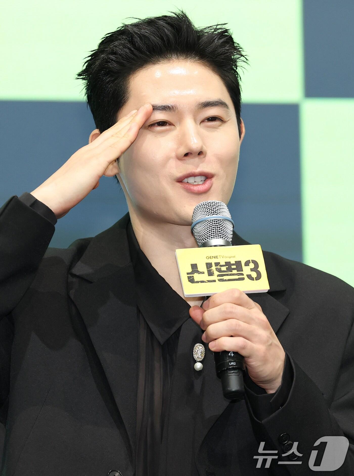 본문 이미지 - 배우 김동준이 7일 서울 신도림동 디큐브시티 더 세인트에서 진행된 지니TV 오리지널 '신병3' 제작발표회에 참석해 인사말을 하고 있다. '신병3'는 예측 불허 두 신병의 전입과 역대급 빌런의 복귀로 비상이 걸린 신화부대, 상병 진급을 앞두고 꼬여버린 박민석(김민호 분)의 난이도 급상승한 군생활을 그린 작품이다. 2025.4.7/뉴스1 ⓒ News1 권현진 기자