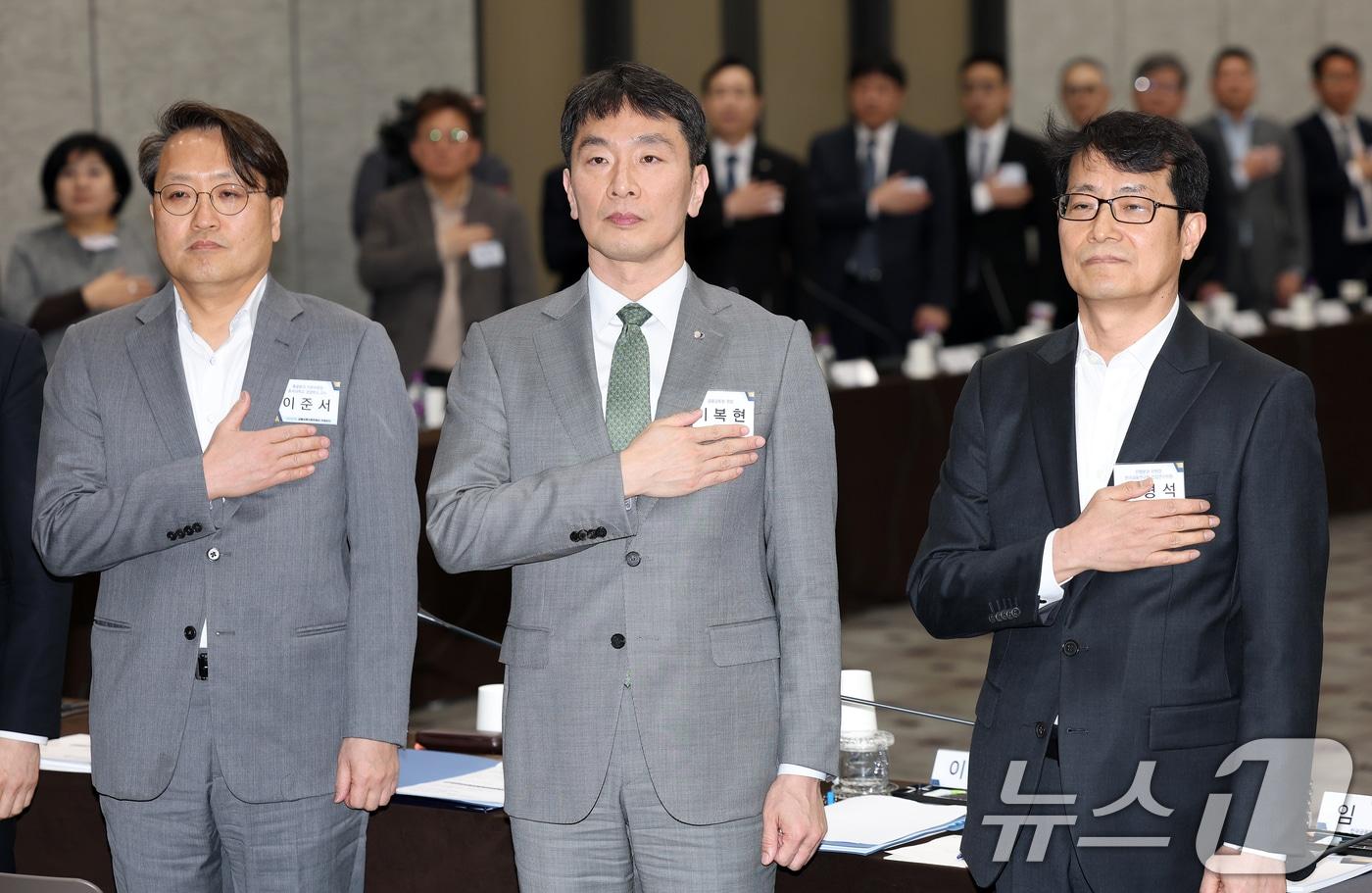 이복현 금융감독원장이 7일 오후 서울 중구 은행회관에서 열린 2025년도 금융감독자문위원회 전체회의에서 이준서 자문위원장을 비롯한 참석자들과 국기에 경례하고 있다. 2025.4.7/뉴스1 ⓒ News1 오대일 기자