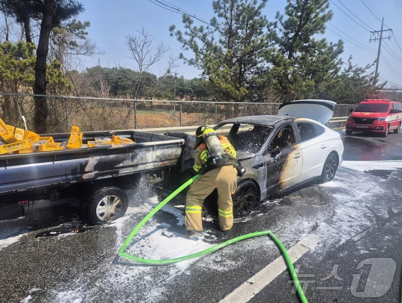 본문 이미지 - 7일 오전 11시 40분께 충남 당진 신평면 국도에서 발생한 차량 3중 추돌 사고 현장에서 소방관이 화재를 진압하고 있다. (당진소방서 제공. 재판매 및 DB금지) /뉴스1 
