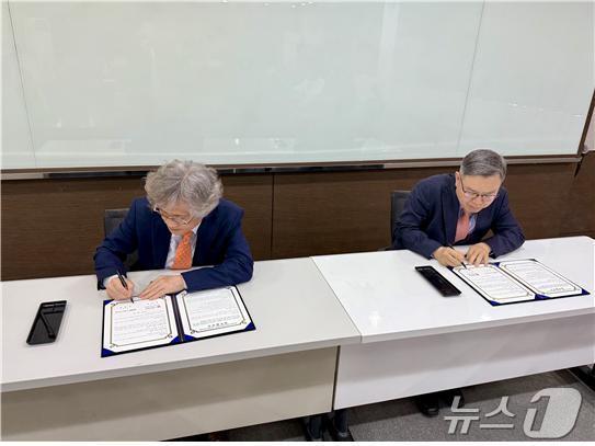 본문 이미지 - 김윤집 대구경북디자인진흥원장(원쪽)과 정태옥 경북대 데이터사이언스대학원장이 디자인 전문 분야 교류 및 공동 연구 협력 체계 구축을 위한 업무협약을 체결한 뒤 협약서에 사인을 하고 있다.(대구경북디자인진흥원 제공. 재판매 및 DB 금지)
