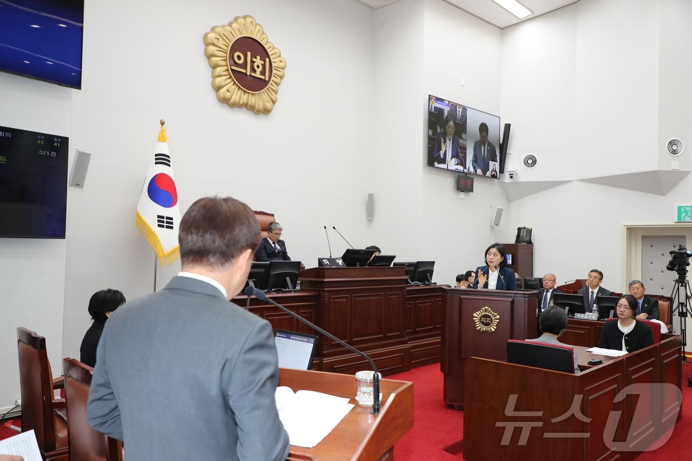 본문 이미지 - 이승아 제주도의회 의원(더불어민주당·제주시 오라동)이 7일 제437회 도의회 임시회 제2차 본회의에서 진행된 도정 질문에서 오영훈 제주도지사를 상대로 질문하고 있다.(제주도의회 제공, 재판매 및 DB 금지)