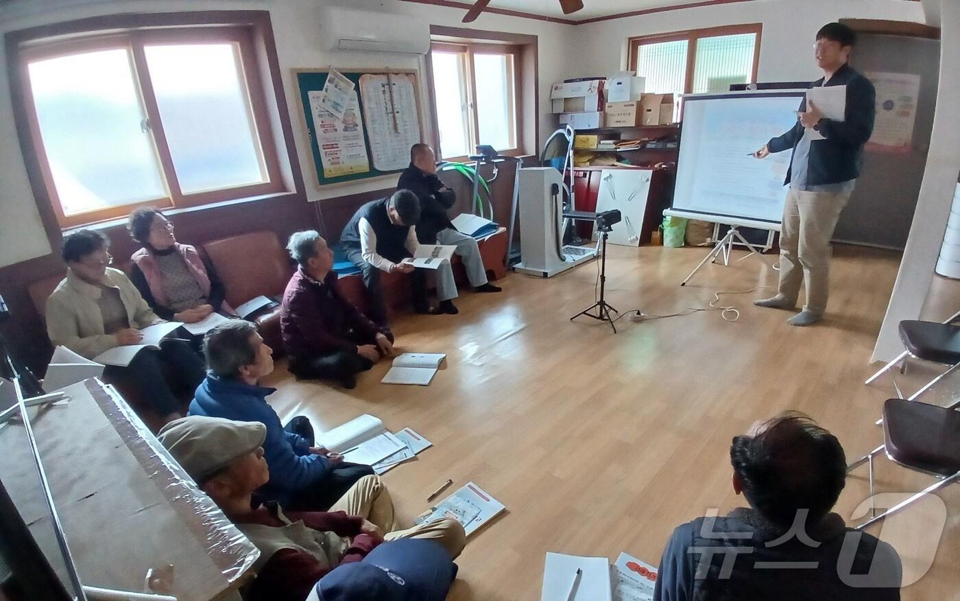 계룡시 두마면 두계1리 농업인 순회교육 모습. (계룡시 제공. 재판매 및 DB금지) /뉴스1