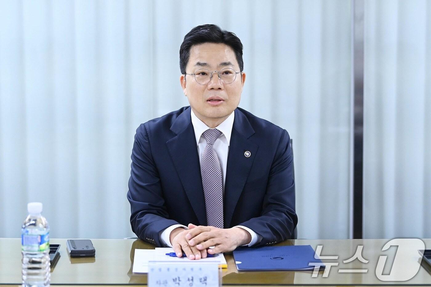 박성택 산업통상자원부 1차관이 7일 서울 종로구 한국생산성본부에서 열린 '미국 상호관세 대응을 위한 석유화학 업계 간담회'를 주재하고 있다. (산업통상자원부 제공. 재판매 및 DB금지) 2025.4.7/뉴스1