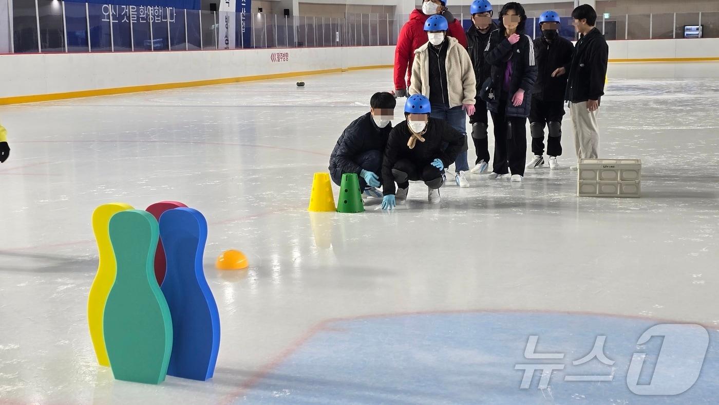 반다비빙상장 장애인 대상 첫 스케이트 무료 강습. ⓒ News1 장동열 기자