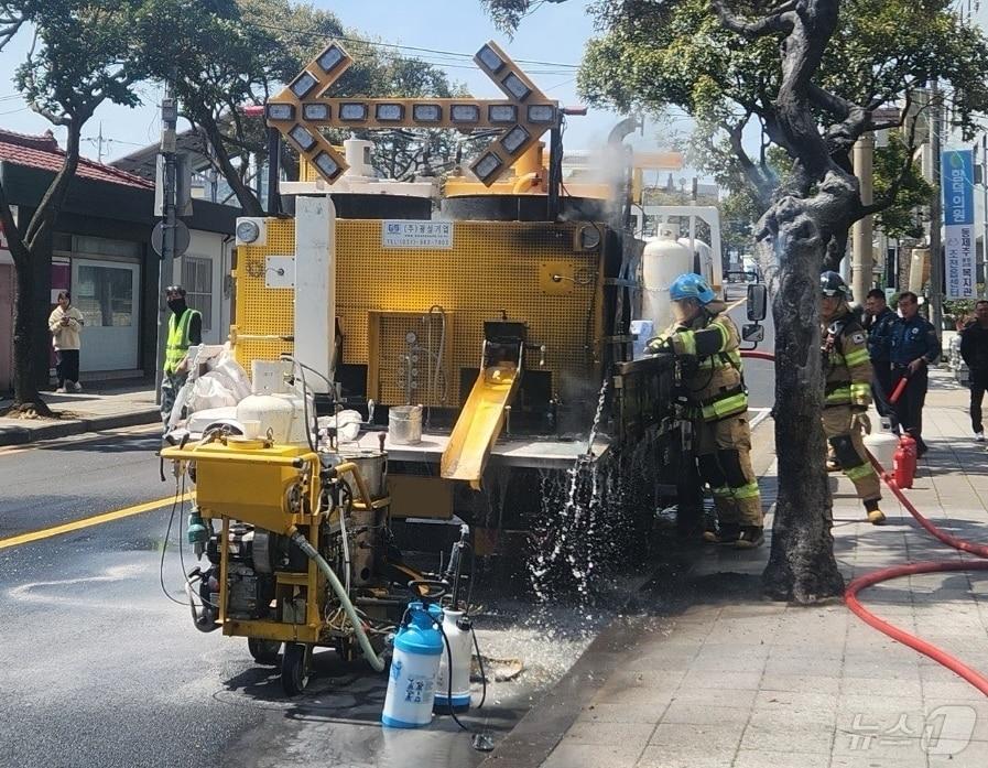 본문 이미지 - 7일 오후 1시19분쯤 제주시 조천읍 함덕리 도로에서 차선도색차량에 불이 나 소방당국이 진압하고 있다.(제주도소방안전본부 제공. 재판매 및 DB 금지)