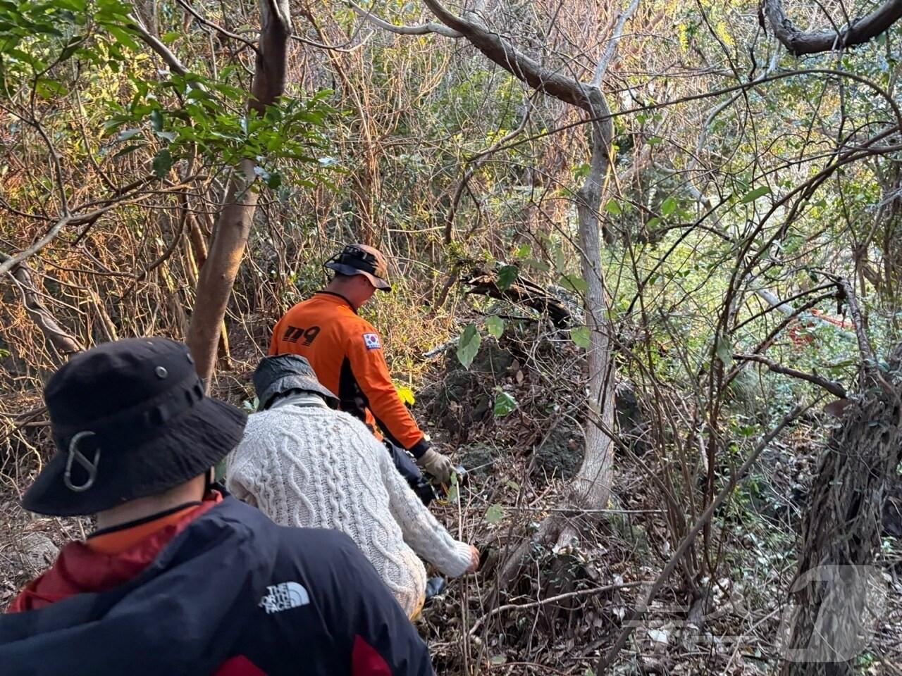 본문 이미지 - 지난 6일 오후 제주시 구좌읍 종달리 동검은이오름에서 길을 잃은 60대 여성이 구조대원들에 의해 구조되고 있다.(제주도소방안전본부 제공. 재판매 및 DB 금지)