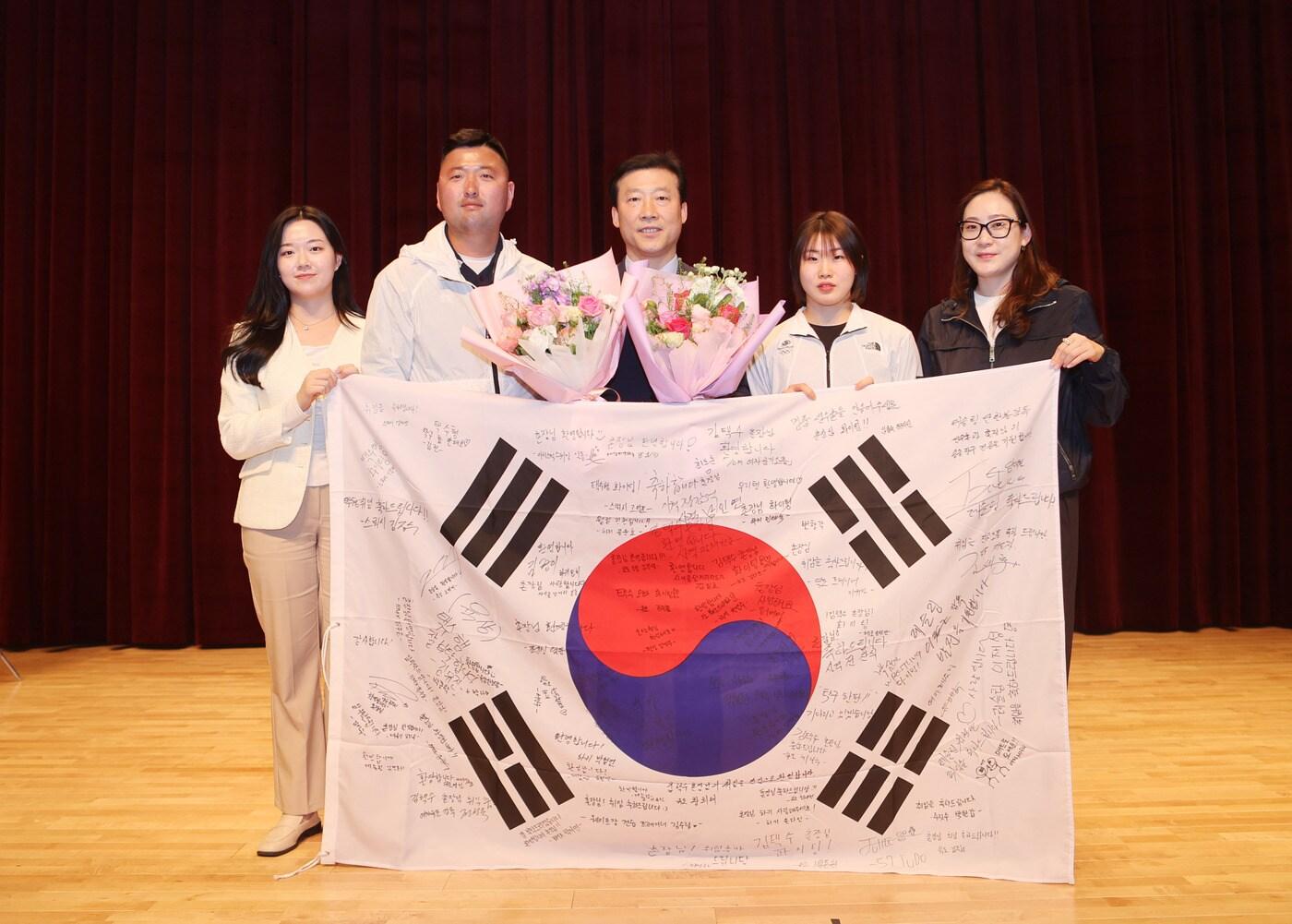 본문 이미지 - 김택수 제27대 국가대표선수촌장&#40;가운데&#41;이 취임식 후 선수 등과 사진 촬영을 하고 있다. &#40;대한체육회 제공&#41;