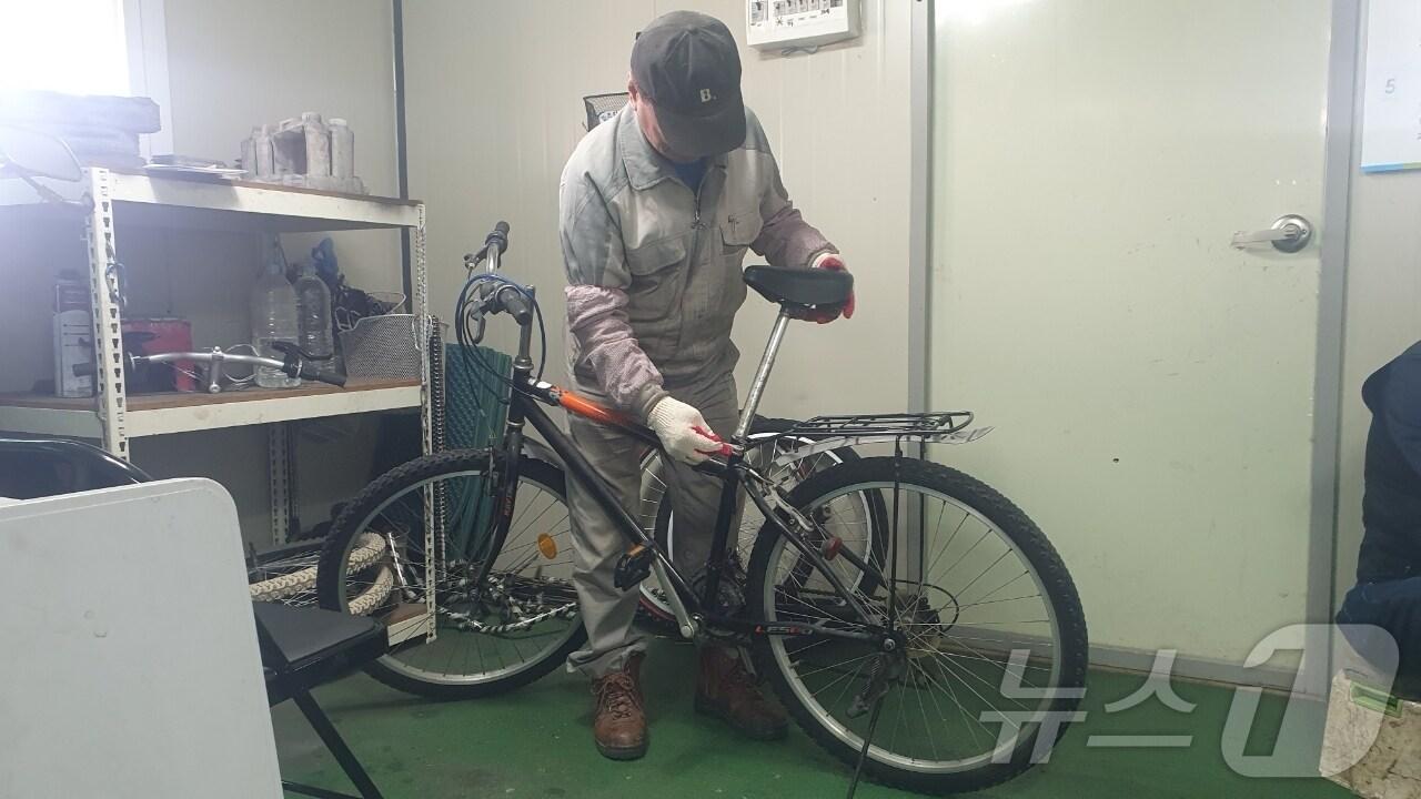 본문 이미지 - 경기 안양시가 도로변 등에 방치된 자전거를 수거해 재활용하는 '방치 자전거 재활용 사업'을 추진한다.(안양시 제공. 재판매 및 DB금지)/뉴스1