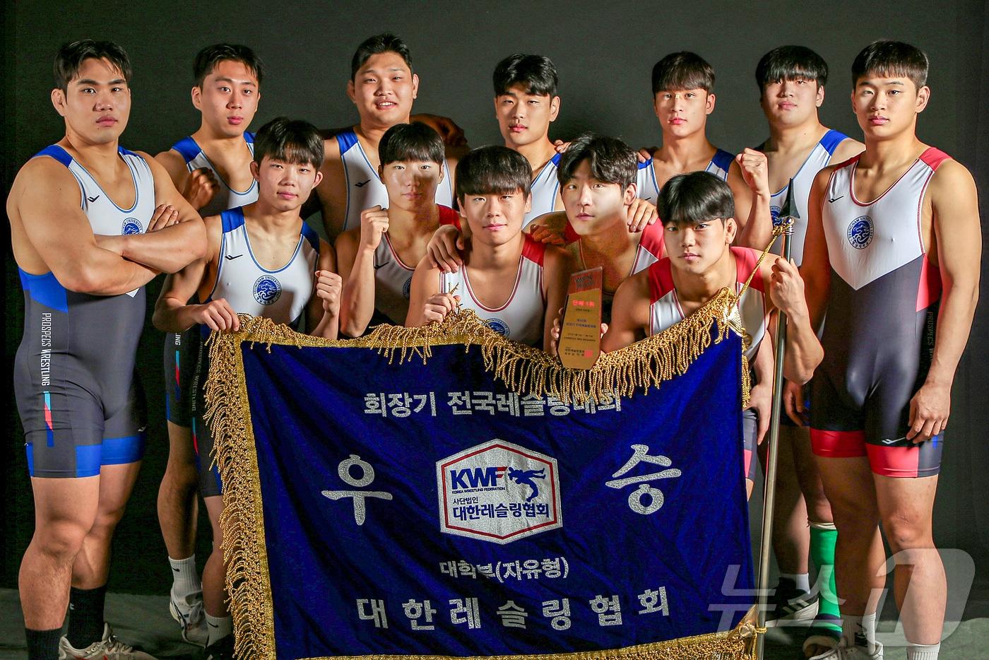 영남대 레슬링부가 제43회 회장기 전국레슬링대회에서 단체 종합우승을 차지했다. (영남대 제공. 재판매 및 DB 금지)