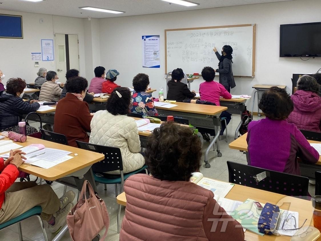 본문 이미지 - 해운대구청에서 문해교육을 하고 있다.(해운대구청 제공.재판매 및 DB 금지)