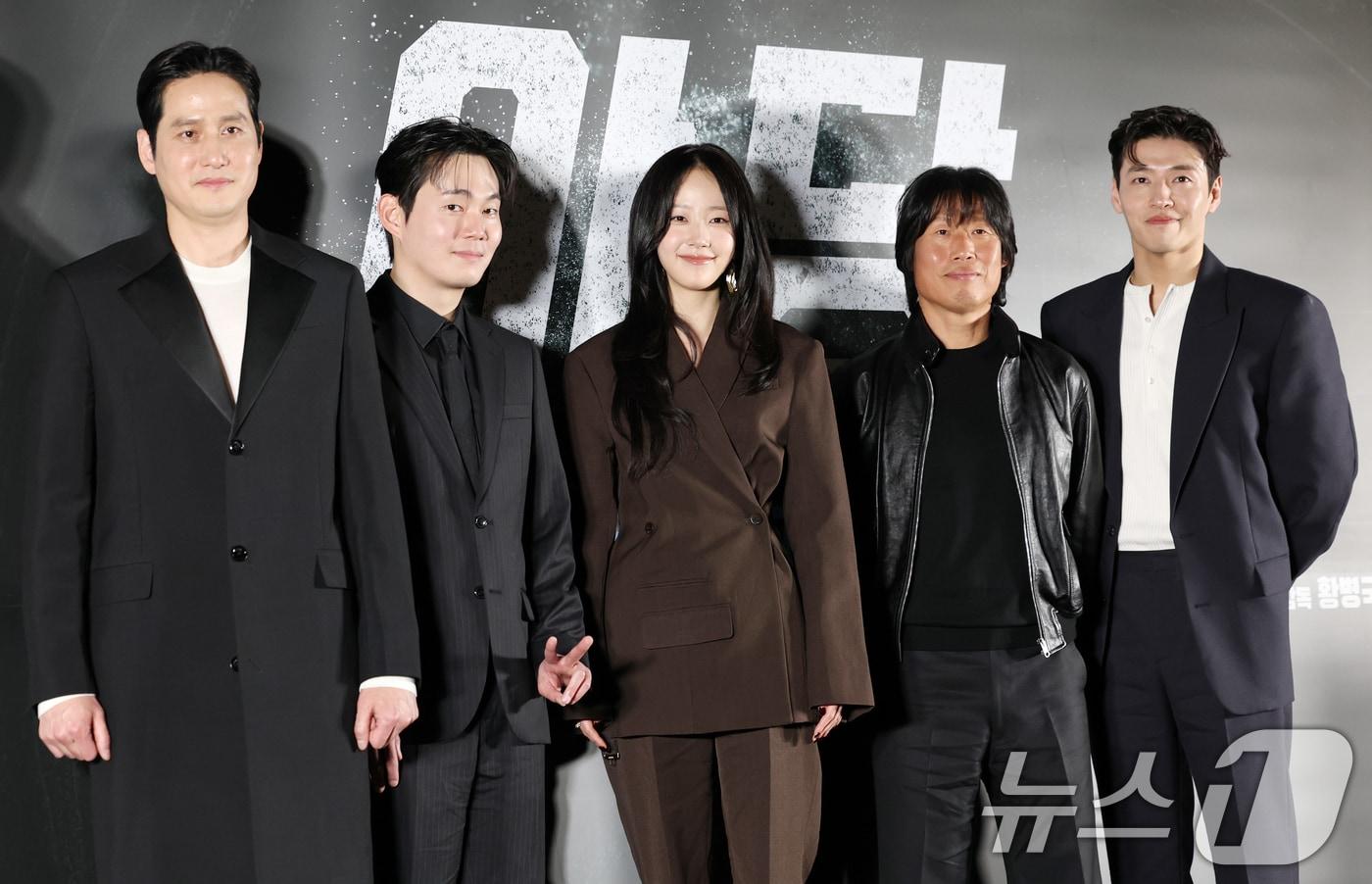 배우 박해준(왼쪽부터)과 류경수, 채원빈, 유해진, 강하늘이 7일 서울 강남구 메가박스 코엑스에서 열린 영화 '야당'(감독 황병국) 언론시사회에 참석해 포즈를 취하고 있다. ‘야당’은 대한민국 마약판을 설계하는 브로커 ‘야당’, 더 높은 곳에 오르려는 ‘검사’, 마약 범죄 소탕에 모든 것을 건 ‘형사’가 서로 다른 목적을 가지고 엮이며 펼쳐지는 범죄 액션이다, ⓒ News1 권현진 기자