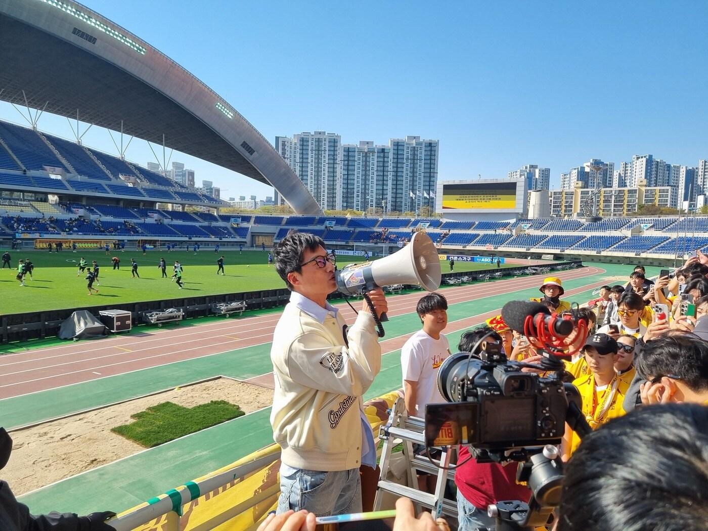 본문 이미지 - 광주FC 이정효 감독이 9일 대구FC와 홈경기를 앞두고 팬 사인회에 나선다. (광주FC 제공)