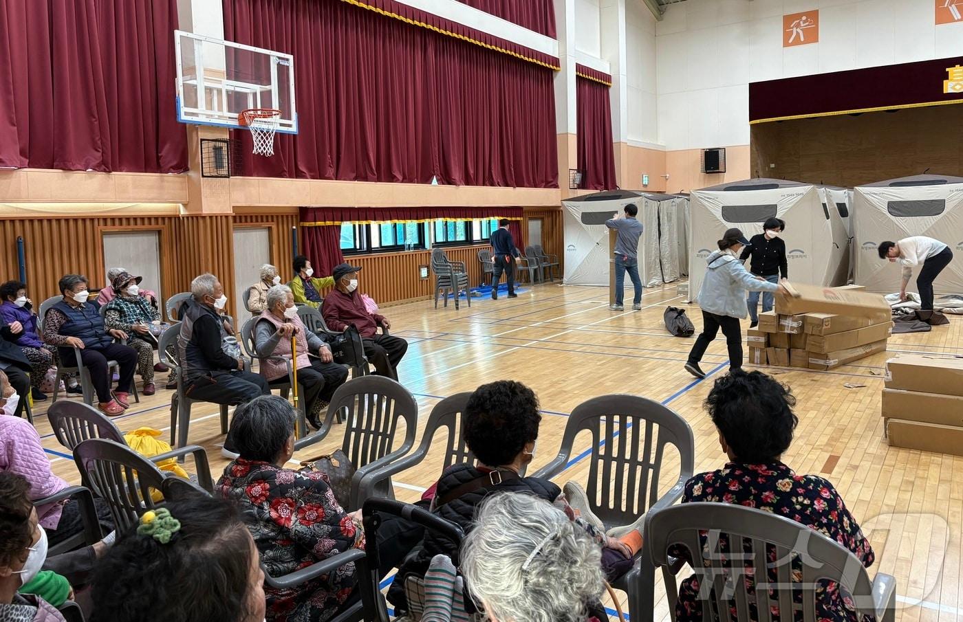 7일 경남 하동군 옥종고에 마련된 임시 대피소에서 이재민들이 설치 중인 텐트를 지켜보고 있다.2025.04.07/뉴스1 강미영기자