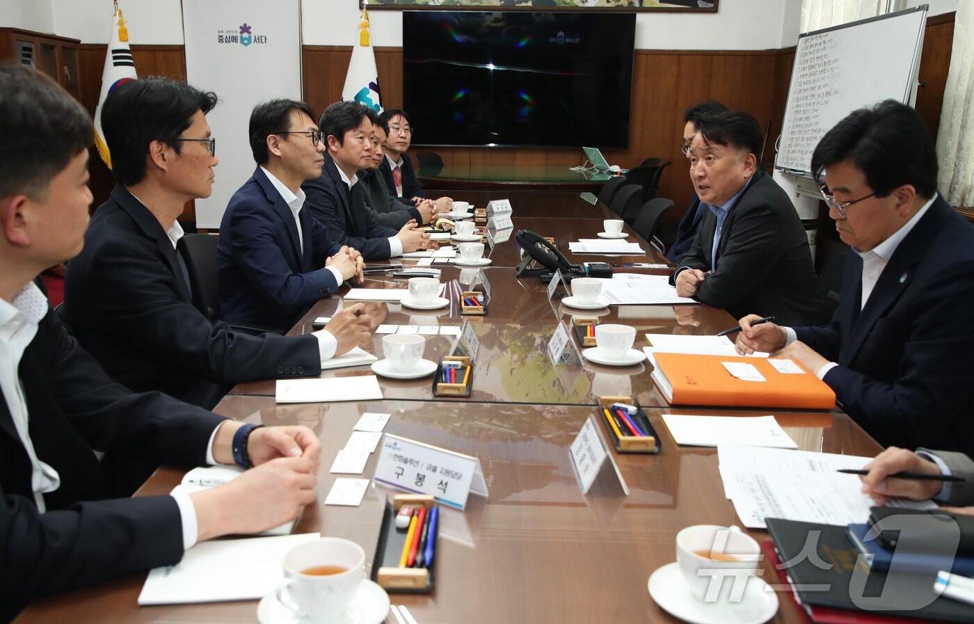 김영환 충북지사가 지난 4일 도내 한화그룹 임원진을 만나 도정 현안 협조를 요청하고 있다. (충북도 제공, 재판매 및 DB금지)