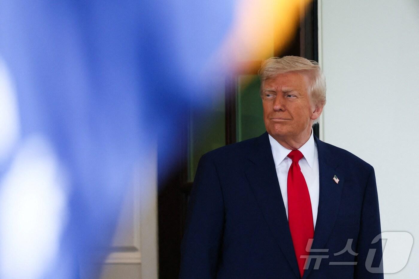 도널드 트럼프 미국 대통령이 7일(현지시간) 미국 워싱턴DC 백악관 입구에서 베냐민 네타냐후 이스라엘 총리를 기다리고 있다. ⓒ 로이터=뉴스1 ⓒ News1 류정민 특파원