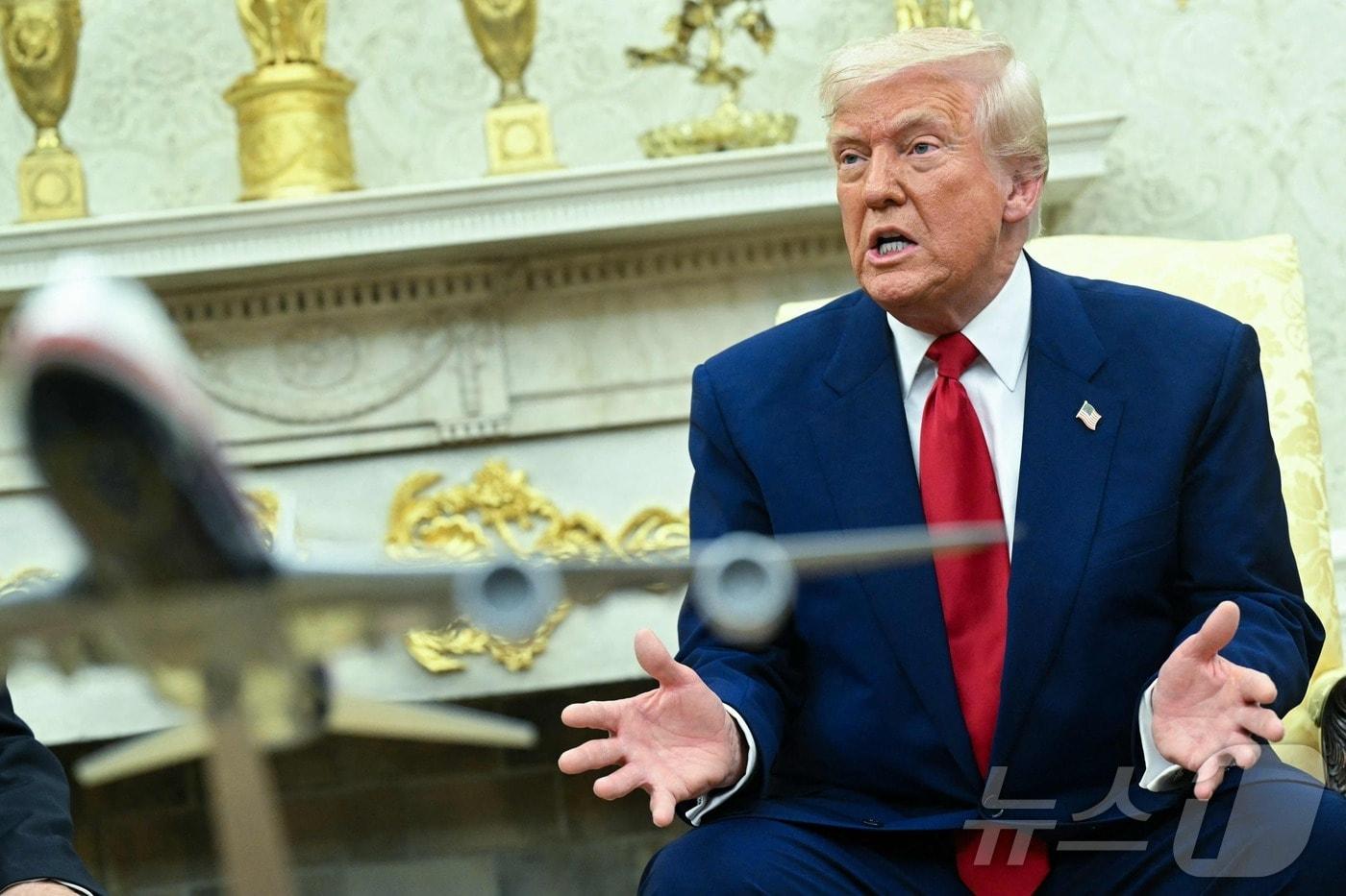 도널드 트럼프 미국 대통령이 7일&#40;현지시간&#41; 워싱턴DC 백악관 오벌 오피스에서 베냐민 네타냐후 이스라엘 총리와 회담하는 동안 연설하고 있다. ⓒ AFP=뉴스1 ⓒ News1 류정민 특파원