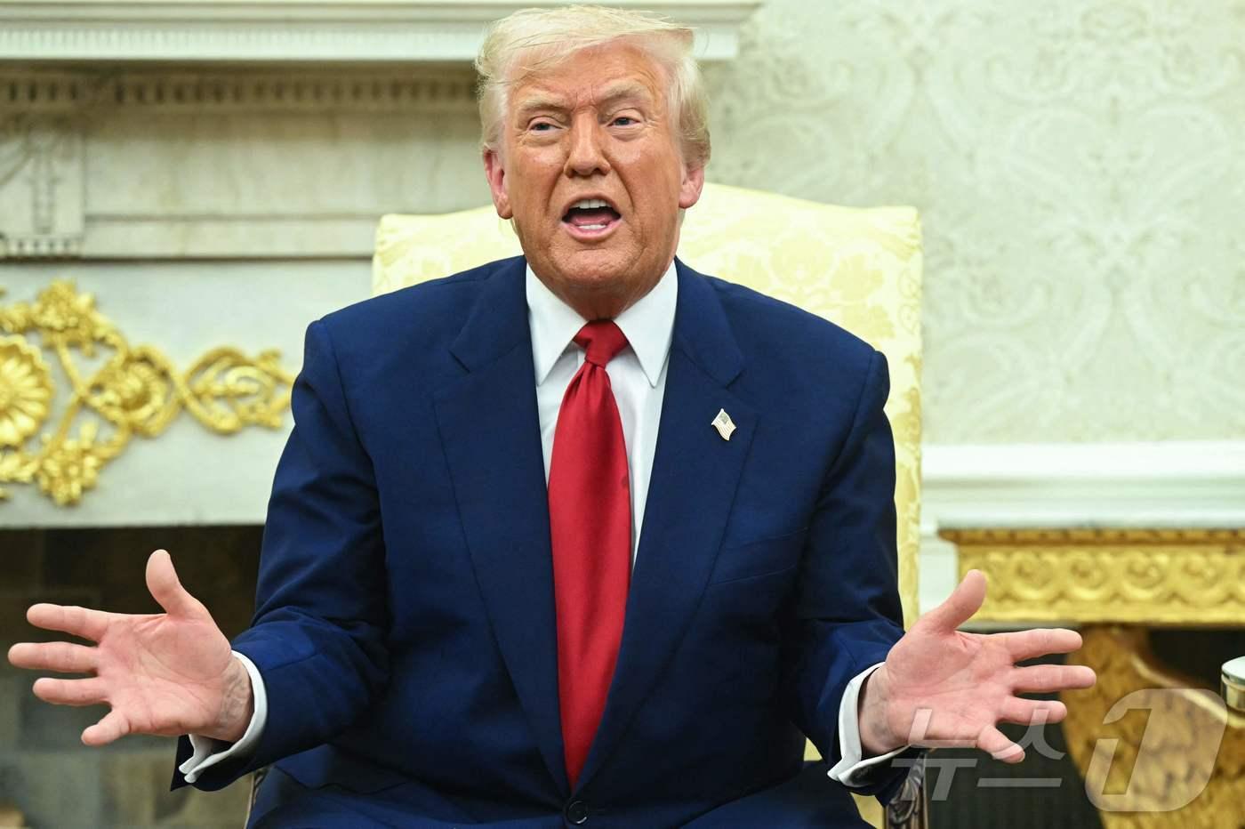 도널드 트럼프 미국 대통령이 7일(현지시간) 워싱턴 백악관에서 방미 중인 베냐민 네타냐후 이스라엘 총리와 회담 중 “우리는 국가별 상호관세 부과 등의 일시 중단을 검토하고 있지 않다"고 말하고 있다. 2025.04.08 ⓒ AFP=뉴스1 ⓒ News1 우동명 기자