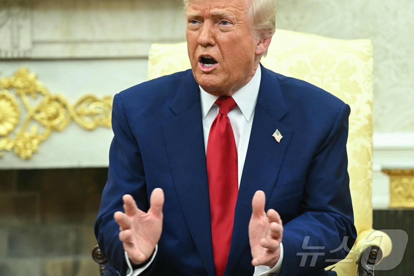 도널드 트럼프 미국 대통령이 7일(현지시간) 워싱턴 백악관에서 방미 중인 베냐민 네타냐후 이스라엘 총리와 회담 중 “중국이 미국의 상호관세에 맞춰 같은 수준의 관세를 부과키로 한 것을 철회하지 않으면 50%의 추가 관세를 부과하겠다"고 말하고 있다. 2025.04.08 ⓒ AFP=뉴스1 ⓒ News1 우동명 기자