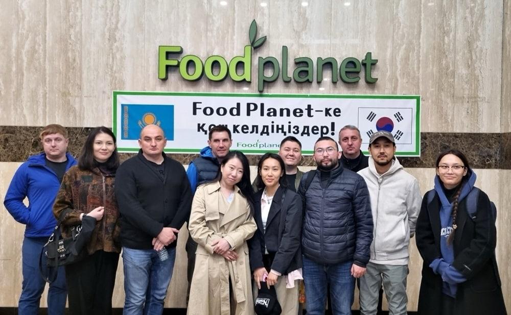 본문 이미지 - CUCA 대표 알리나 신(왼쪽 네번째)이 BGF푸드 간편식품 공장 푸드플래닛에서 기념사진을 촬영하고 있다.(BGF리테일 제공).