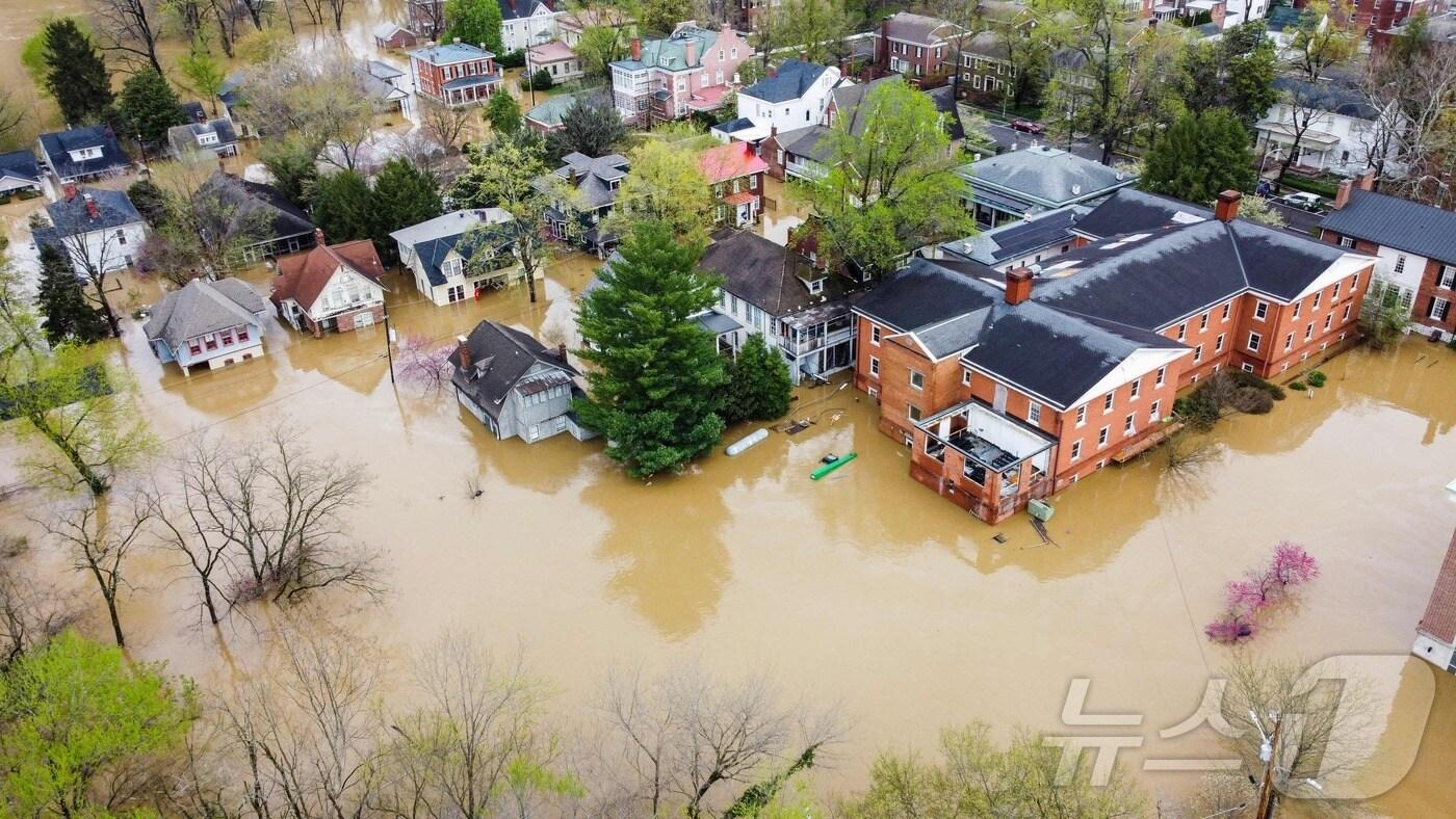 7일(현지시간) 미국 중서부 전역에 며칠간 내린 폭우로 켄터키주 프랭크포트 시내가 침수해 있다. ⓒ AFP=뉴스1