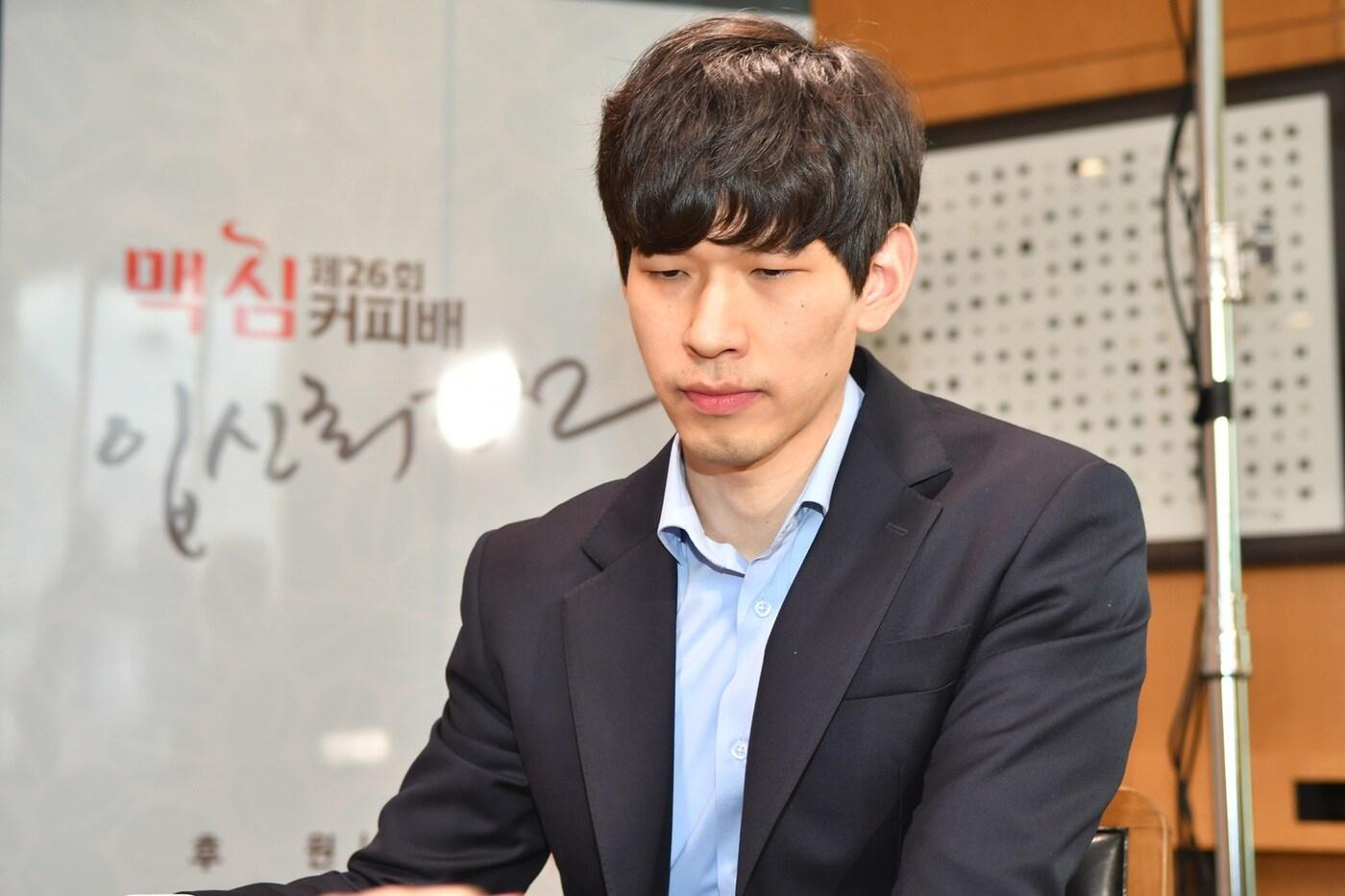 지난 2일 경기도 가평군 마이다스 호텔 앤 리조트에서 열린 제26회 맥심커피배 입신최강전 결승 2국에서 대회 우승자 이지현 9단이 대국을 두고 있다.(동서식품 제공)