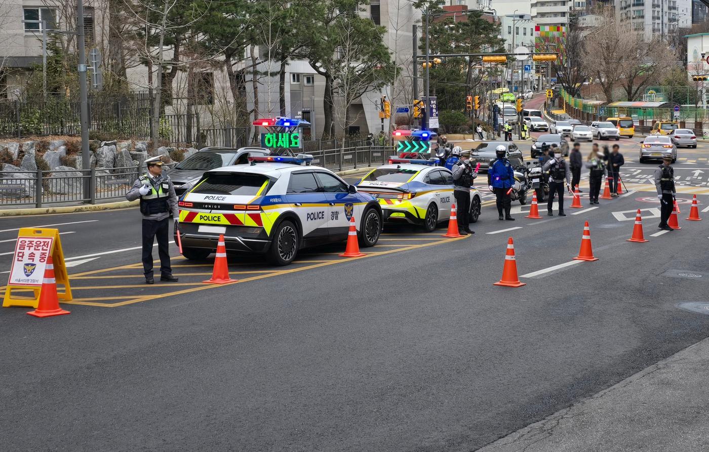 서울경찰이 지난 한 달 간 초등학교 앞에서 등·하굣길 어린이보호구역 내 음주운전 집중 단속을 매주 시행했다. 사진은 경찰관이 음주운전 단속을 실시하는 모습.(서울경찰청 제공)