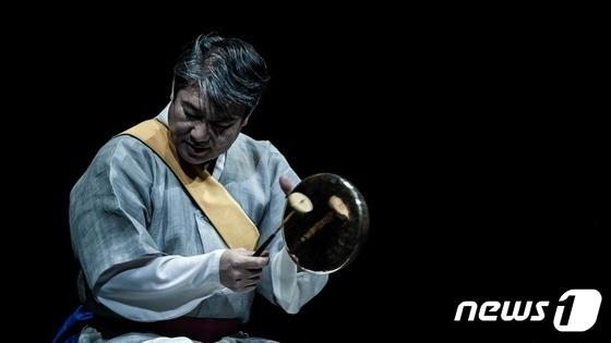 본문 이미지 -  9일 충북 충주시가 대한민국 문화도시 사업을 본격적으로 추진한다고 밝혔다. 사진은 사물놀이 몰개 공연.(자료사진)/뉴스1