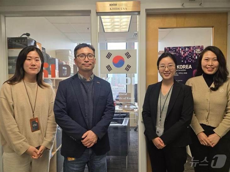 본문 이미지 - 권민지 한국보건산업진흥원 미국지사 연구원&#40;왼쪽부터&#41; 박순만 지사장, 이혜신 뉴로핏 사업개발팀 매니저, 김진아 연구원이 보스턴 사무실 앞에서 기념사진을 찍고 있다.&#40;뉴로핏 제공&#41;/뉴스1