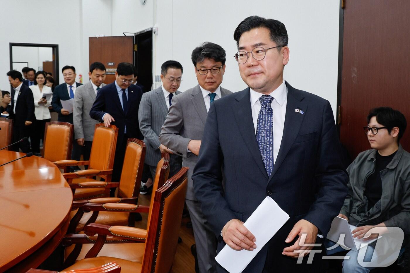 박찬대 더불어민주당 원내대표(오른쪽부터), 진성준 정책위의장, 박성준 원내수석부대표가 8일 오전 서울 여의도 국회에서 열린 원내대책회의에 참석해 대화하고 있다. 2025.4.8/뉴스1 ⓒ News1 안은나 기자