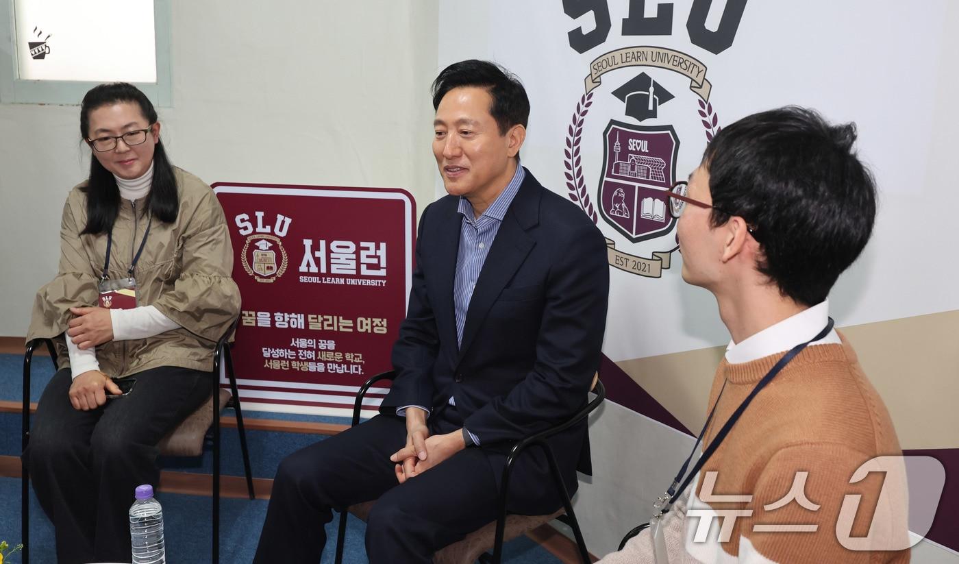 오세훈 서울시장이 8일 서울 금천구의 한 공부방에서 열린 &#39;서울런 간담회’에서 인사말을 하고 있다. 2025.4.8/뉴스1 ⓒ News1 박지혜 기자