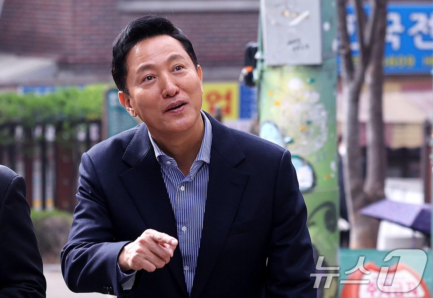 본문 이미지 - 오세훈 서울시장이 8일 서울 금천구의 한 공부방에서 열린 '서울런 간담회’에 참석하기 위해 이동하고 있다. 2025.4.8/뉴스1 ⓒ News1 박지혜 기자