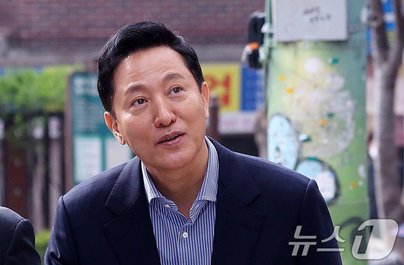 본문 이미지 - 오세훈 서울시장이 8일 서울 금천구의 한 공부방에서 열린 '서울런 간담회’에 참석하기 위해 이동하고 있다. 2025.4.8/뉴스1 ⓒ News1 박지혜 기자