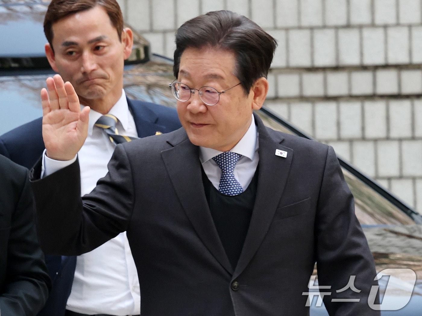 본문 이미지 - 이재명 더불어민주당 대표가 8일 서울 서초구 중앙지법에서 열린 대장동 배임 및 성남FC 뇌물 의혹 1심 속행 공판에 출석하며 지지자들에게 손을 들어 인사하고 있다. 2025.4.8/뉴스1 ⓒ News1 박세연 기자